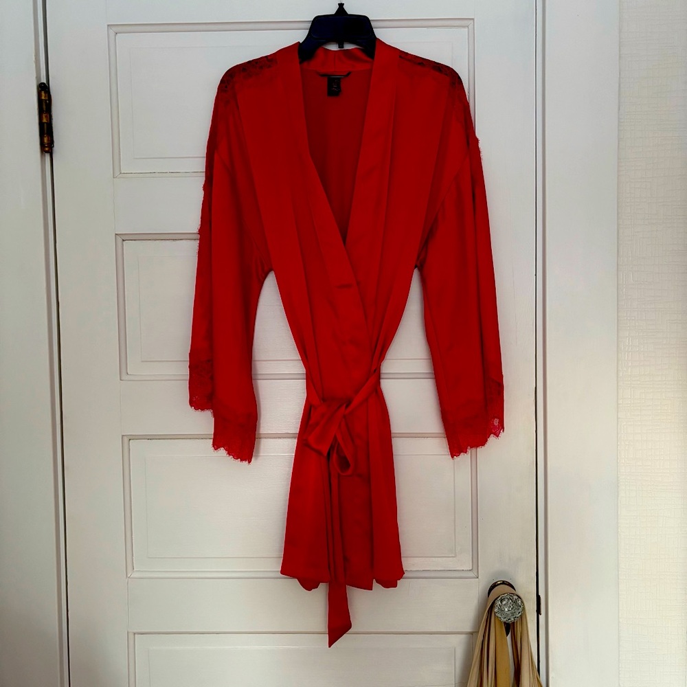 Victoria’s Secret robe and slip set. Size medium/ large. Never worn